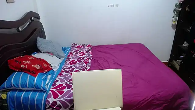 Snapshot of Tu-Reina chatting on November 6, 2025, 2:59 am Tu-Reina online show from November 6, 2025, 2:59 am