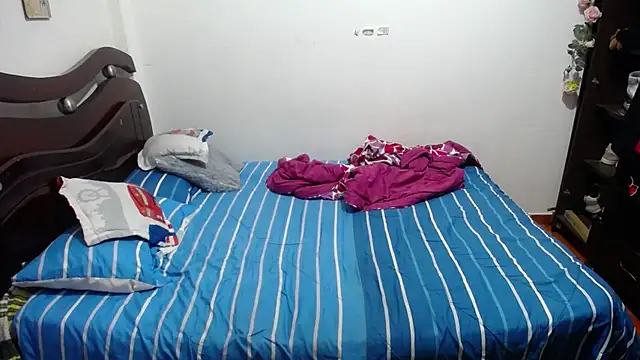 Snapshot of Tu-Reina chatting on November 7, 2025, 4:17 am Tu-Reina online show from November 7, 2025, 4:17 am