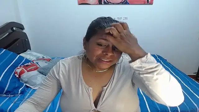 Snapshot of Tu-Reina chatting on October 29, 2025, 2:21 am Tu-Reina online show from October 29, 2025, 2:21 am