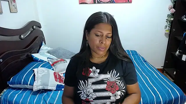 Snapshot of Tu-Reina chatting on November 13, 2025, 1:31 am Tu-Reina online show from November 13, 2025, 1:31 am