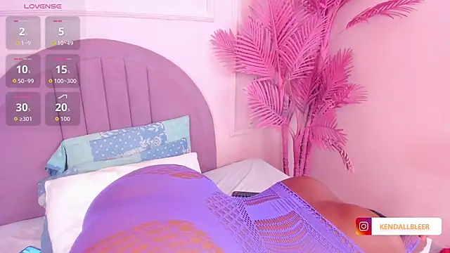 Snapshot of Kendallbleer chatting on November 10, 2025, 12:32 pm Kendallbleer online show from November 10, 2025, 12:32 pm