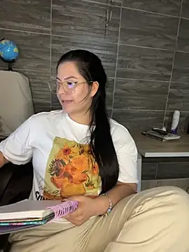 Snapshot of Saanvi21 chatting on September 30, 2025, 11:44 pm Saanvi21 online show from September 30, 2025, 11:44 pm