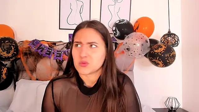 Hanna Evans   online show from October 30, 2025, 12:36 pm