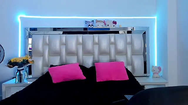 Snapshot of pauline_rouge chatting on December 19, 2025, 6:32 pm pauline rouge online show from December 19, 2025, 6:32 pm