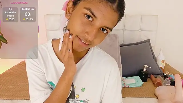 YuliethPetite online show from September 19, 2025, 4:55 pm