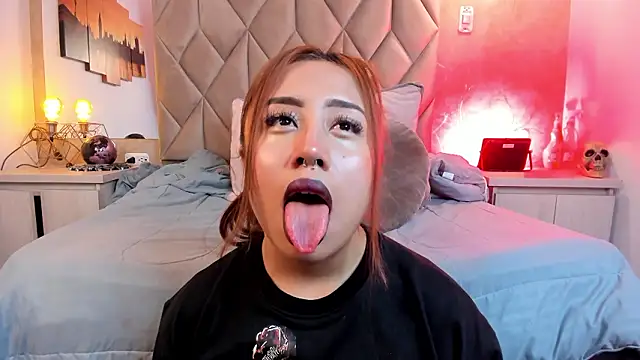 Snapshot of kailinmoonx chatting on February 3, 2026, 12:43 pm kailinmoonx online show from February 3, 2026, 12:43 pm