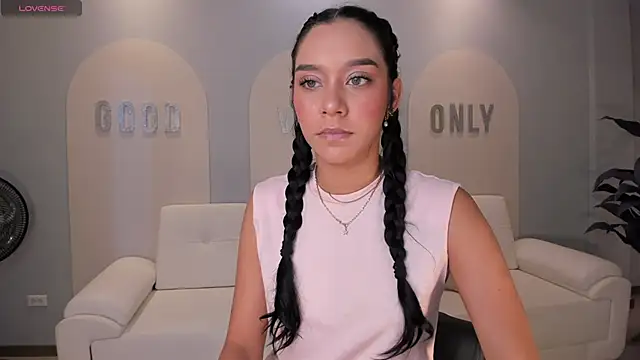 Snapshot of AmaliaCrus chatting on November 12, 2025, 8:23 pm AmaliaCrus online show from November 12, 2025, 8:23 pm