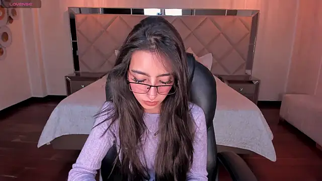 LarisaSmirnov online show from November 3, 2025, 5:45 am