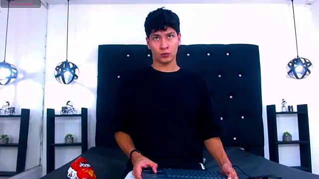 Jhojan twink online show from November 18, 2025, 4:16 am