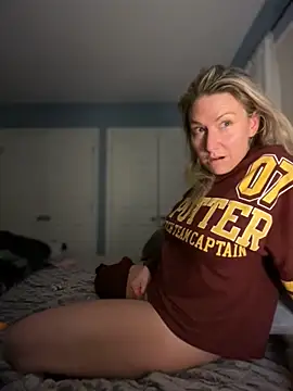 LittleMsMILF online show from March 6, 2026, 4:40 am