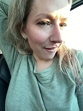 LittleMsMILF online show from March 4, 2026, 9:55 pm