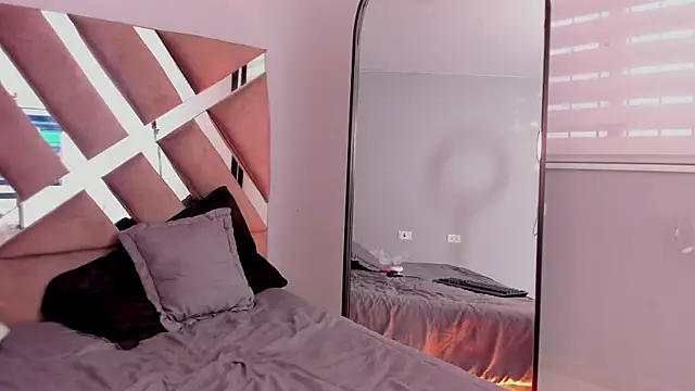 Emma bloom   online show from March 18, 2025, 1:12 pm