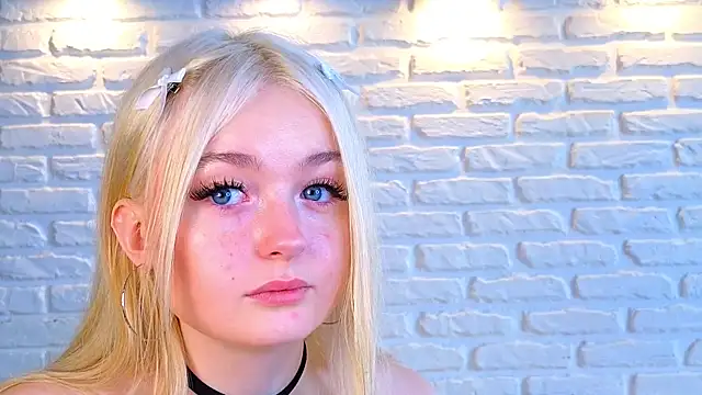 Snapshot of minigirl chatting on March 18, 2025, 10:17 am minigirl online show from March 18, 2025, 10:17 am