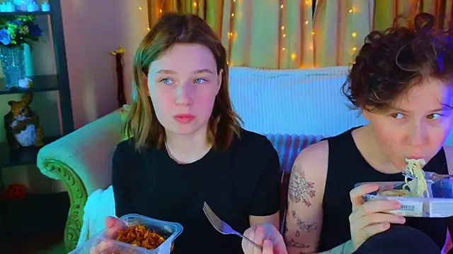 Snapshot of Tara_Lawson chatting on December 22, 2025, 4:45 am Tara Lawson online show from December 22, 2025, 4:45 am