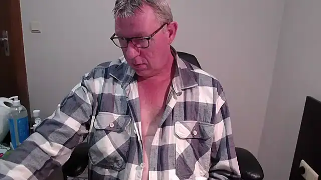 Snapshot of JamesBauer chatting on October 22, 2025, 4:01 am JamesBauer online show from October 22, 2025, 4:01 am