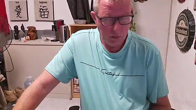 Snapshot of JamesBauer chatting on April 24, 2026, 4:14 am JamesBauer online show from April 24, 2026, 4:14 am