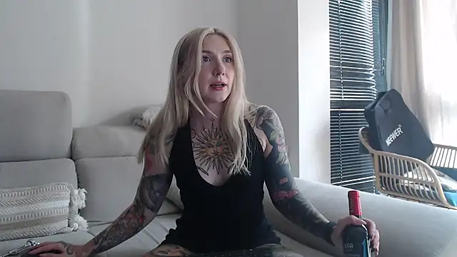 Snapshot of tattoobbgirl chatting on October 16, 2025, 3:31 pm tattoobbgirl online show from October 16, 2025, 3:31 pm