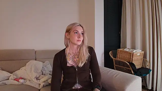 tattoobbgirl online show from April 15, 2026, 7:58 pm