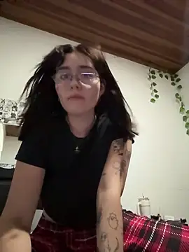 Snapshot of MitsuChan_ chatting on December 16, 2025, 5:22 am MitsuChan online show from December 16, 2025, 5:22 am