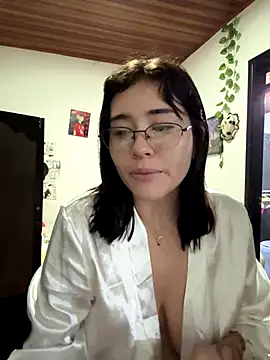 Snapshot of MitsuChan_ chatting on October 31, 2025, 1:52 pm MitsuChan online show from October 31, 2025, 1:52 pm