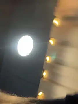 MilaBee online show from November 3, 2025, 7:46 am