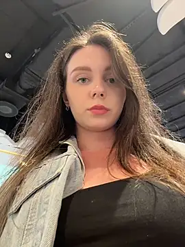 Snapshot of MilaBee chatting on July 25, 2026, 4:35 pm MilaBee online show from July 25, 2026, 4:35 pm