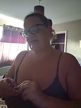 Snapshot of MissQueenBeex chatting on May 25, 2026, 7:23 pm MissQueenBeex online show from May 25, 2026, 7:23 pm