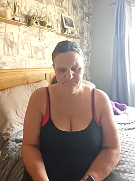 MissQueenBeex online show from September 30, 2025, 1:39 pm