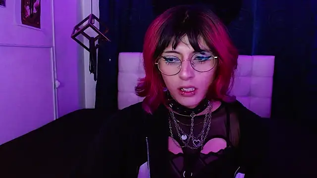 Snapshot of goth_minerva chatting on October 18, 2025, 1:24 pm goth minerva online show from October 18, 2025, 1:24 pm