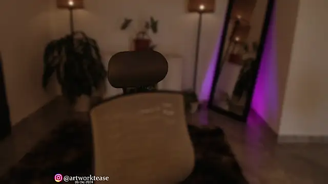 Snapshot of Artworktease chatting on December 6, 2024, 9:07 pm Artworktease online show from December 6, 2024, 9:07 pm