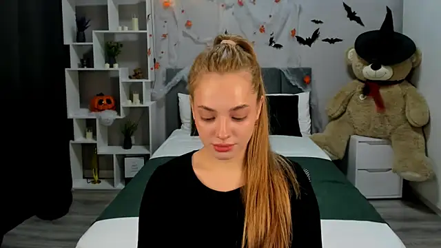 MelanieAlves online show from November 5, 2025, 6:11 pm