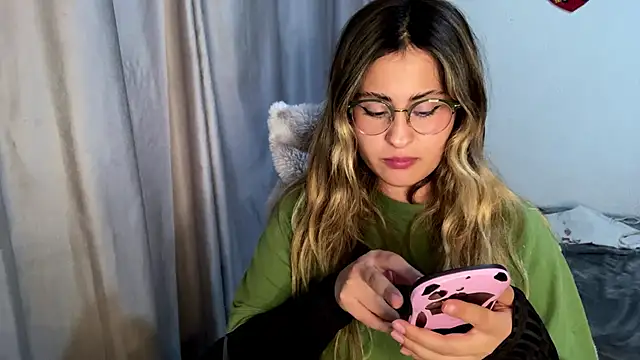 Snapshot of emma__bell_ chatting on November 14, 2025, 11:41 pm emma bell online show from November 14, 2025, 11:41 pm