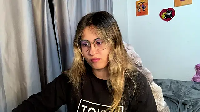 Snapshot of emma__bell_ chatting on November 13, 2025, 11:52 pm emma bell online show from November 13, 2025, 11:52 pm