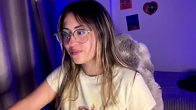 Snapshot of emma__bell_ chatting on October 23, 2025, 10:52 pm emma bell online show from October 23, 2025, 10:52 pm