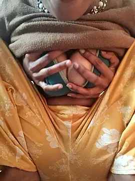 Snapshot of Desi_Bhabi_01 chatting on January 19, 2026, 3:10 am Desi Bhabi 01 online show from January 19, 2026, 3:10 am