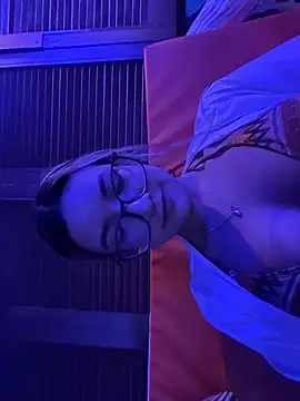 Snapshot of Pretty_roxxyy chatting on February 4, 2026, 12:27 am Pretty roxxyy online show from February 4, 2026, 12:27 am