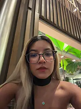 Snapshot of Pretty_roxxyy chatting on February 22, 2026, 1:30 am Pretty roxxyy online show from February 22, 2026, 1:30 am