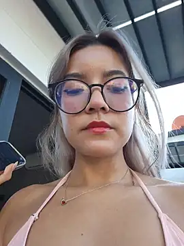 Snapshot of Pretty_roxxyy chatting on December 14, 2025, 12:11 pm Pretty roxxyy online show from December 14, 2025, 12:11 pm