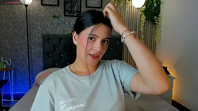 Snapshot of mialeia01 chatting on February 5, 2026, 7:43 pm mialeia01 online show from February 5, 2026, 7:43 pm