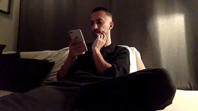 who am i x404 online show from October 7, 2025, 10:00 pm