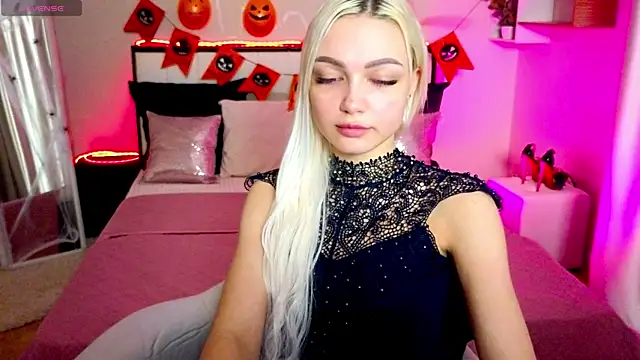 LinaLirian online show from October 28, 2025, 1:43 pm