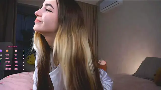 Snapshot of CupSizeGirl chatting on September 22, 2025, 4:24 pm CupSizeGirl online show from September 22, 2025, 4:24 pm