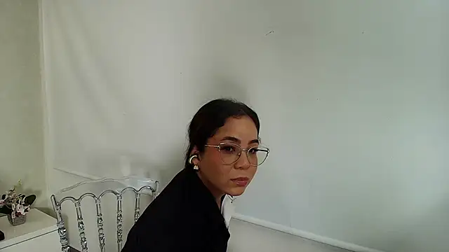  Victoria Collins online show from October 27, 2025, 11:00 am