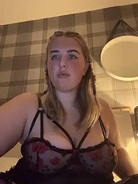 Snapshot of CutieCurvyGirlxo chatting on October 12, 2025, 10:11 pm CutieCurvyGirlxo online show from October 12, 2025, 10:11 pm