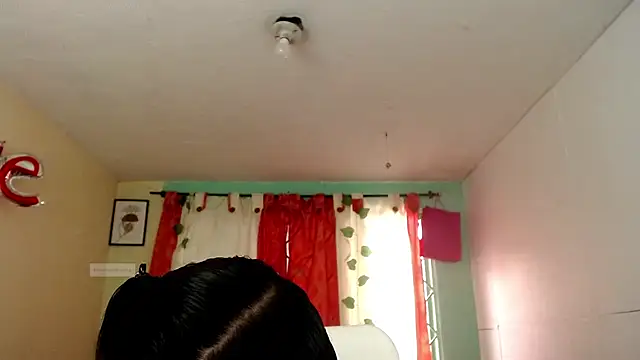 Snapshot of vale_miel chatting on October 25, 2025, 6:41 pm vale miel online show from October 25, 2025, 6:41 pm