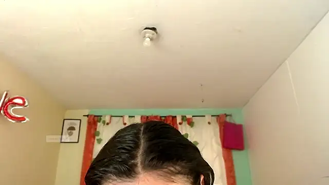 Snapshot of vale_miel chatting on November 5, 2025, 7:50 pm vale miel online show from November 5, 2025, 7:50 pm