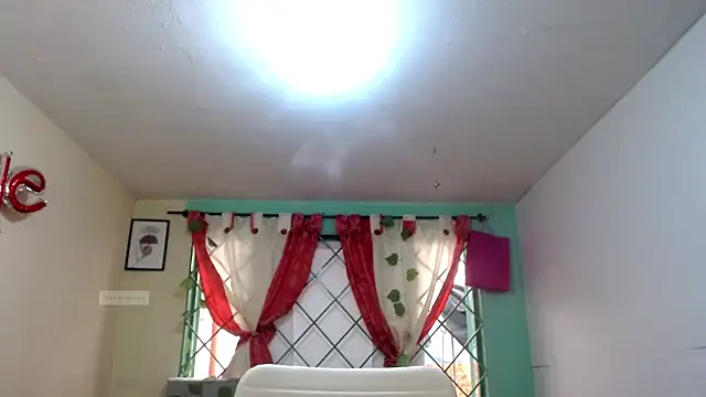 Snapshot of vale_miel chatting on September 27, 2025, 6:25 pm vale miel online show from September 27, 2025, 6:25 pm