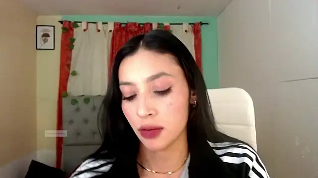 Snapshot of vale_miel chatting on December 18, 2025, 1:55 am vale miel online show from December 18, 2025, 1:55 am