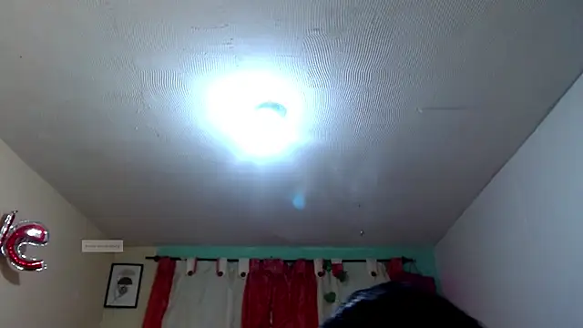 Snapshot of vale_miel chatting on October 29, 2025, 11:03 pm vale miel online show from October 29, 2025, 11:03 pm