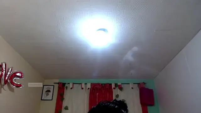 Snapshot of vale_miel chatting on October 16, 2025, 9:01 pm vale miel online show from October 16, 2025, 9:01 pm